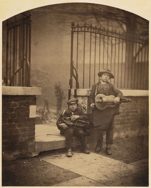 Camille Silvy, Muzicieni stradali, 1855 (de aici)